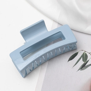 Détail de la pince à cheveux rectangulaire bleu clair avec fini lisse et brillant