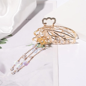 Pince à cheveux papillon dorée élégante avec chaînes à glands et perles sur soie