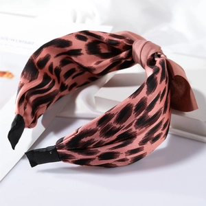 Detailansicht des breiten Haarreifs in Altrosa mit Leopardenmuster und Knotendesign