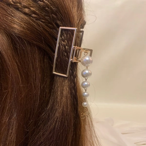 Pince à cheveux rectangulaire dorée élégante avec pendentif pompon en perles