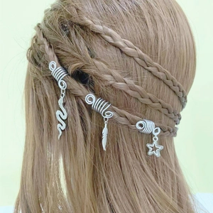 Spirales de cheveux argentées avec charms serpent, plume et étoile pour tresses bohèmes