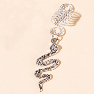 Vue détaillée d'un pendentif serpent argenté pour dreadlocks avec texture à écailles