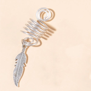 Détail d'un anneau de cheveux en spirale argenté pour dreadlocks avec pendentif plume