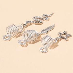 Détail de spirales à cheveux argentées avec pendentifs serpent, plume et étoile