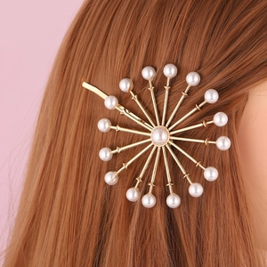 Barrette à cheveux dorée avec perles blanches sur cheveux bruns et fond rose poudré