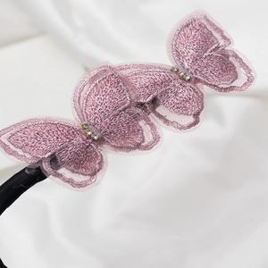 Serre-tête élégant avec papillons en maille brodée rose-violet et petits cristaux