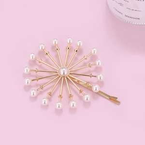 Pince à cheveux florale dorée avec perles et strass sur fond rose de style français