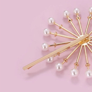 Barrette à cheveux élégante en perles dorées avec strass scintillants sur fond rose