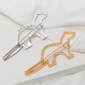 Minimalistische Haarspangen aus Metall in Dinosaurierform in Gold und Silber