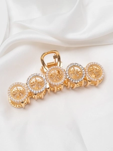 Detail einer goldener Haarklammer mit runden Mustern, Perlen und Glitzersteinen