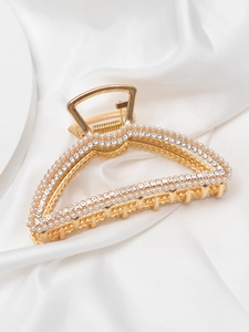 Detailansicht einer goldenen Metall-Haarklammer mit Perlen und Strass auf weißer Seide
