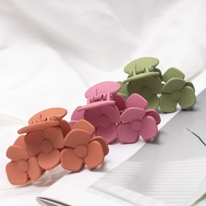 Pinces à cheveux fleurs mates en orange, rose et vert pour une coiffure élégante