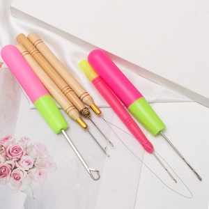 Professional 7-piece crochet hook set for hair extensions with wood and plastic handles