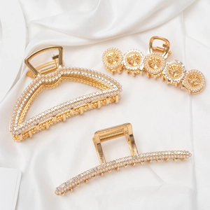 Dreiteiliges goldenes Haarspangen-Set mit eleganten Perlen und funkelnden Straßsteinen