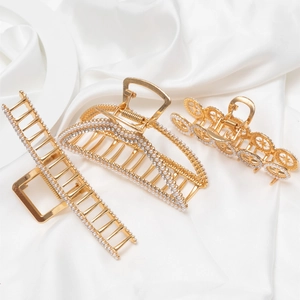 Dreiteiliges Set eleganter Haarspangen aus Goldmetall mit weißen Perlen und Strass