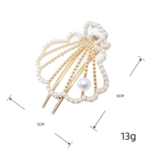 Elegante pinza per capelli a conchiglia dorata con perle e design in metallo moderno