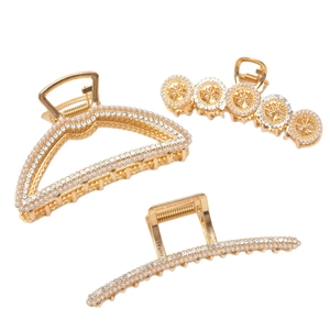 Goldenes Set aus Haarspangen mit Perlen und Strasssteinen in drei eleganten Designs