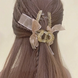 Pince à cheveux crabe transparente avec strass et nœuds en satin rose sur cheveux longs
