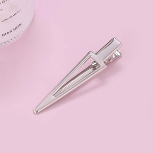 Pince à cheveux minimaliste en métal argenté avec un design géométrique triangulaire