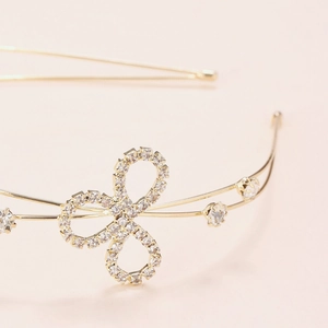 Serre-tête double en alliage doré avec fleurs en cristal sur fond rose poudré