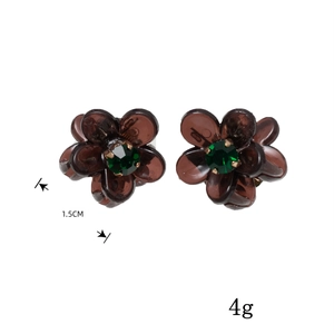 Eleganti orecchini a lobo a fiore marrone con pietra preziosa verde al centro