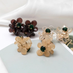 Mini mollette per capelli a fiori in resina con strass verdi su seta bianca