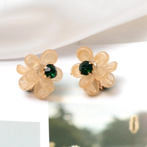 Orecchini eleganti in resina champagne con gemma verde centrale e base dorata
