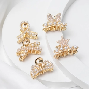Lot de 5 mini pinces à cheveux dorées avec perles en formes de papillon et d'étoile