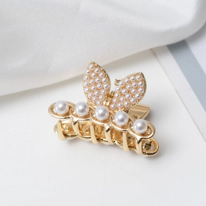 Mini pince à cheveux élégante en métal doré avec perles blanches et design papillon