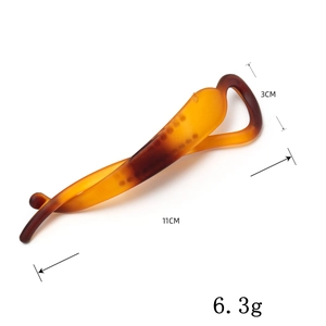 Détail de la pince banane de 11cm au dégradé ambré avec dimensions précises