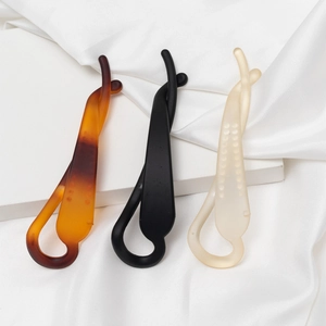 Lot de trois barrettes banane minimalistes en ambre, noir mat et blanc crème