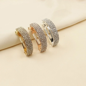 Détail des barrettes à cheveux avec strass en finitions or, or rose et argent brillant