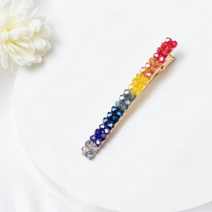 Détail d'une barrette à cheveux en cristal arc-en-ciel avec une base en alliage doré