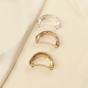 Vue détaillée de trois barrettes incurvées avec strass en or, argent et or rose
