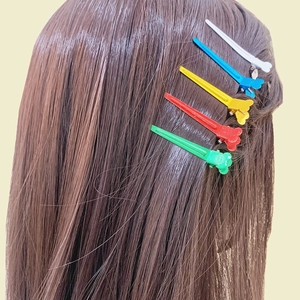 Buntes Haarspangen-Set aus Metall mit Herz-Detail auf braunem Haar für tägliches Styling