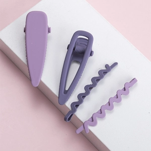 Détail de l'ensemble de barrettes à cheveux en métal violet mat aux formes géométriques