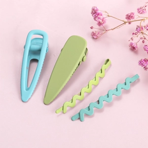 Détail de barrettes à cheveux mates aux tons pastel avec formes géométriques et vagues
