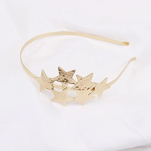 Eleganter goldener Metall-Haarreif mit fünf Sternen auf weißem Stoffhintergrund