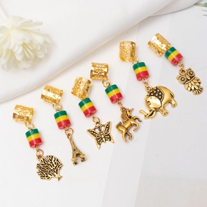 Clips à cheveux dorés pour tresses avec divers pendentifs et perles colorées bohèmes