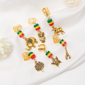 Vue détaillée de 6 bijoux pour tresses africaines avec pendentifs hibou et éléphant sur soie