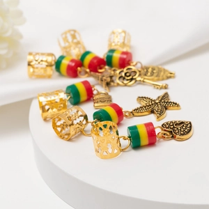 Détails de bijoux de tresses africaines avec anneaux dorés et breloques vintage