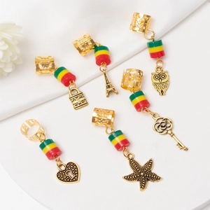 Lot de bagues à cheveux dorées style reggae avec perles colorées et divers pendentifs
