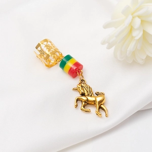 Détail d'un pendentif licorne doré avec perles rasta pour accessoires de tresses africaines