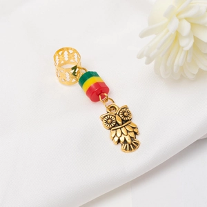 Détail du pendentif hibou doré avec perles Rasta pour décoration de tresses africaines