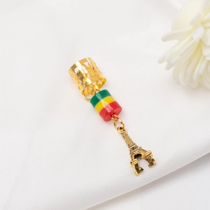Détail de bague à tresse africaine avec perles tricolores et breloque Tour Eiffel cheveux