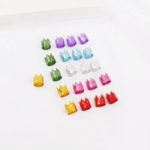 Primer plano de anillos coloridos de aluminio para rastas con forma de corona decorativa