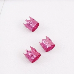 Anillos de aluminio rosa para rastas y trenzas con diseño de corona calada