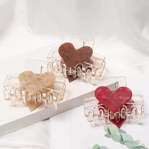 Drei Acryl-Haarklammern mit Herz-Design in Braun Beige und Rot mit Marmor-Textur-Muster