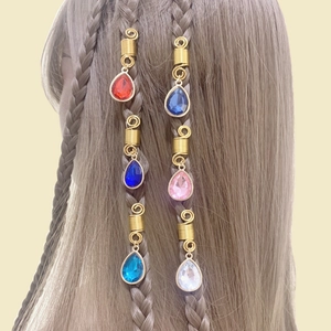 Goldene Dreadlock-Spiralen mit bunten Kristall-Anhängern für stilvolles Flechtfrisuren-Styling