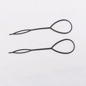 Détail de deux outils de coiffage en plastique noir flexible pour tresses et chignons